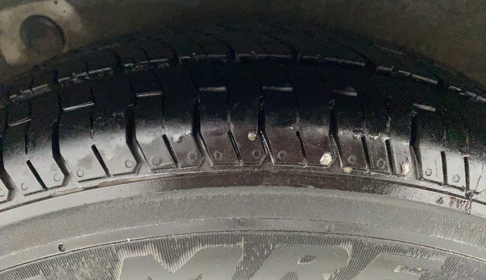 2012 Hyundai i10 MAGNA 1.1, CNG, Manual, 96,107 km, Right Rear Tyre Tread