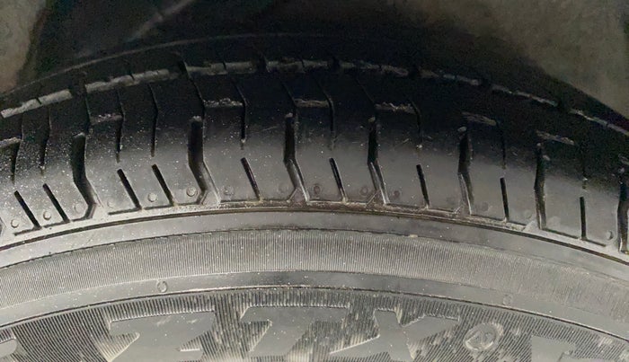 2012 Hyundai i10 MAGNA 1.1, CNG, Manual, 96,107 km, Left Rear Tyre Tread