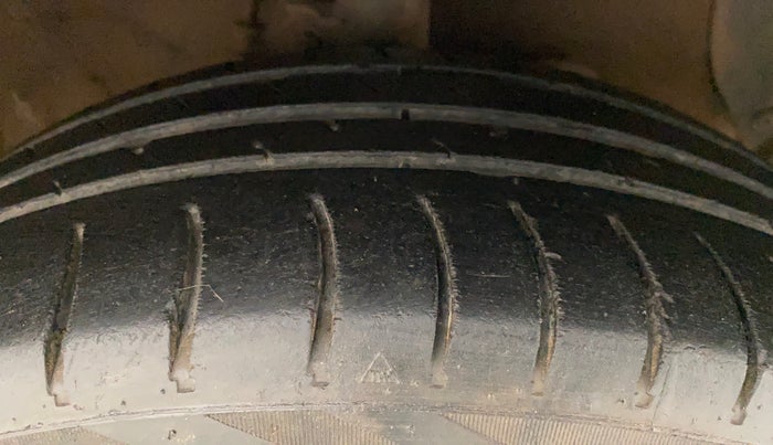 2018 Hyundai Grand i10 SPORTZ (O) AT 1.2 KAPPA VTVT, Petrol, Automatic, 57,142 km, Right Front Tyre Tread