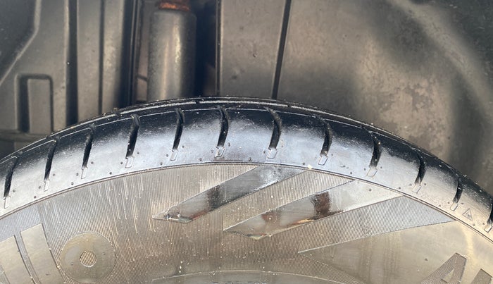 2017 Maruti Swift VDI, Diesel, Manual, 95,100 km, Right Rear Tyre Tread