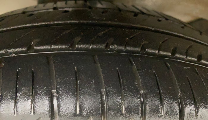 2021 Maruti Eeco 5 STR WITH A/C+HTR, Petrol, Manual, 67,749 km, Left Front Tyre Tread