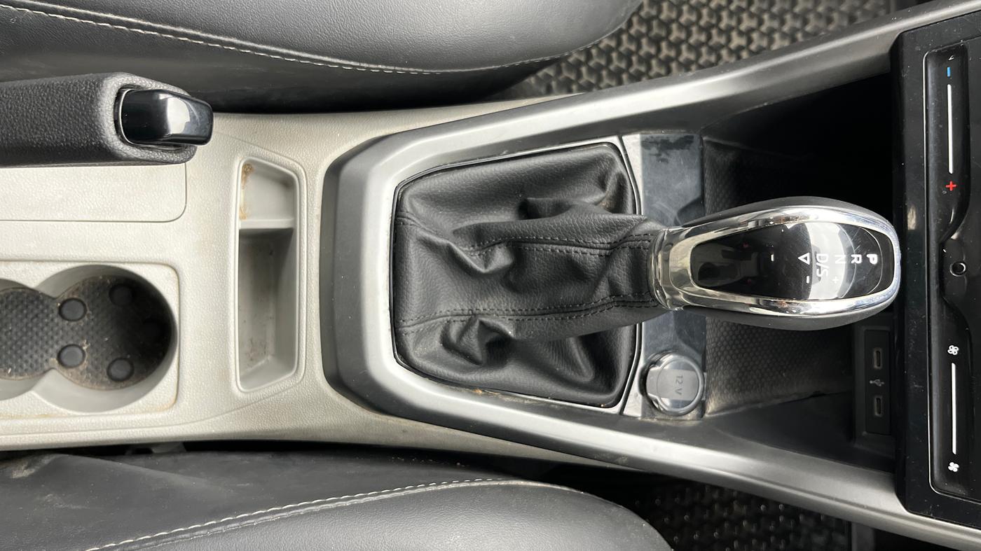 2022 Skoda KUSHAQ AMBITION 1.0L TSI AT, Petrol, Automatic, 46,101 km, Gear Lever