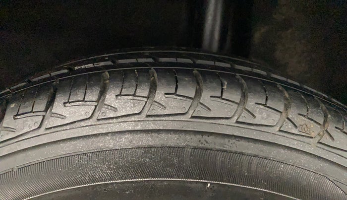 2017 Maruti Baleno DELTA PETROL 1.2, Petrol, Manual, 1,11,080 km, Left Rear Tyre Tread