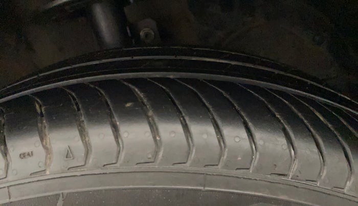 2017 Maruti Baleno DELTA PETROL 1.2, Petrol, Manual, 1,11,080 km, Right Front Tyre Tread