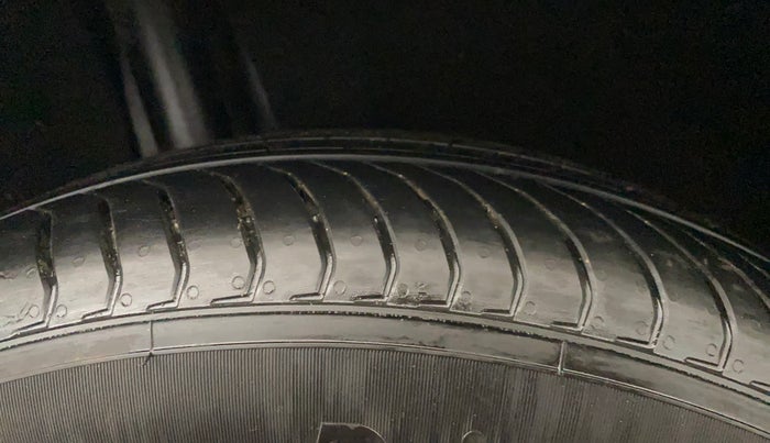 2017 Maruti Baleno DELTA PETROL 1.2, Petrol, Manual, 1,11,080 km, Right Rear Tyre Tread