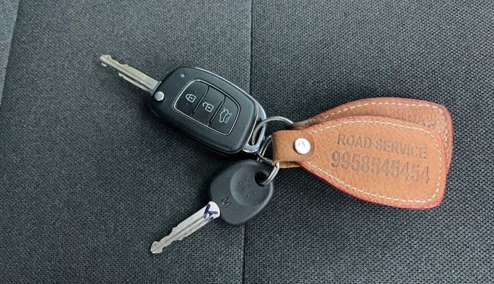 2024 Hyundai EXTER SX 1.2 MT Hy-CNG Duo , CNG, Manual, 26,917 km, Key Close Up