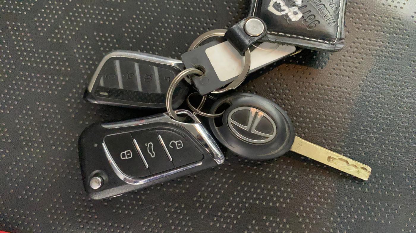 2022 Tata PUNCH PURE MT, Petrol, Manual, 18,807 km, Key Close Up