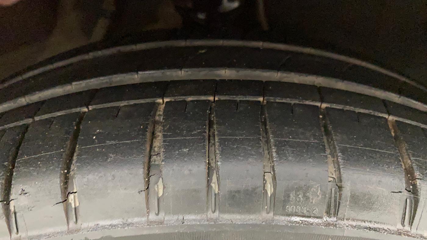 2013 Hyundai i10 MAGNA 1.2, Petrol, Manual, 1,03,800 km, Right Front Tyre Tread