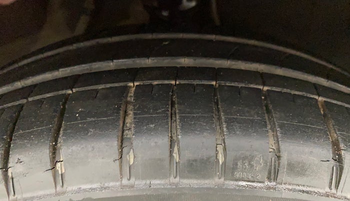 2013 Hyundai i10 MAGNA 1.2, Petrol, Manual, 1,03,800 km, Right Front Tyre Tread