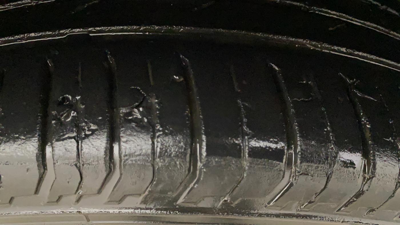 2024 Volkswagen VIRTUS TOPLINE TSI 1.0 AT, Petrol, Automatic, 25,122 km, Right Front Tyre Tread