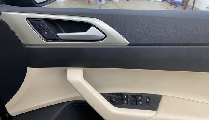 2024 Volkswagen VIRTUS TOPLINE TSI 1.0 AT, Petrol, Automatic, 25,122 km, Driver Side Door Panels Control