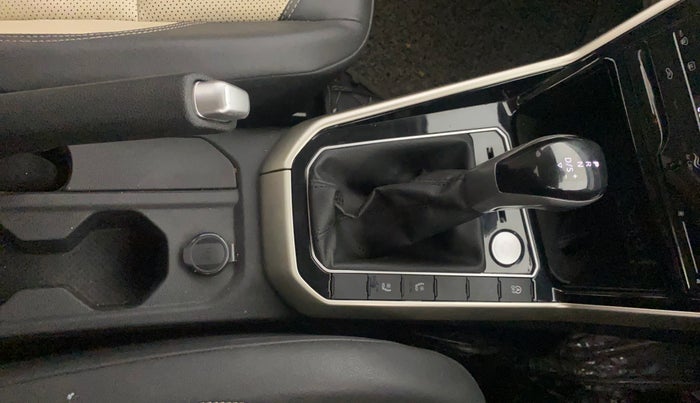 2024 Volkswagen VIRTUS TOPLINE TSI 1.0 AT, Petrol, Automatic, 25,122 km, Gear Lever