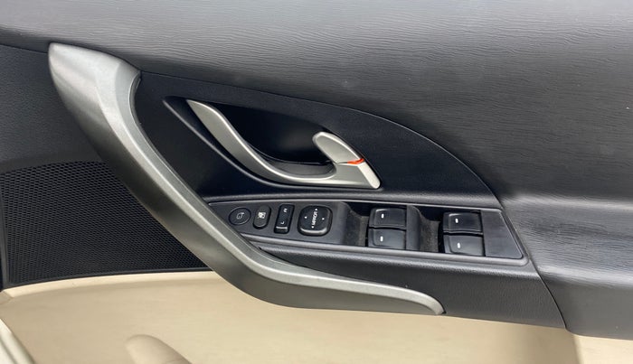 2017 Mahindra XUV500 W6, Diesel, Manual, 25,130 km, Driver Side Door Panels Control