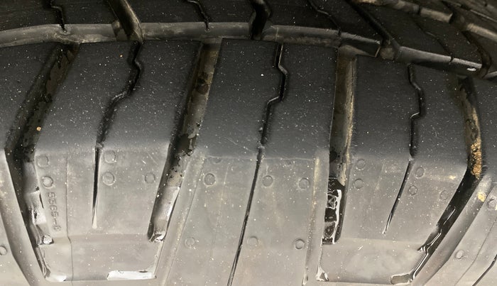 2017 Mahindra XUV500 W6, Diesel, Manual, 25,130 km, Right Front Tyre Tread