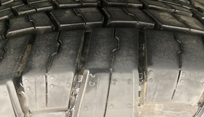 2017 Mahindra XUV500 W6, Diesel, Manual, 25,130 km, Left Front Tyre Tread