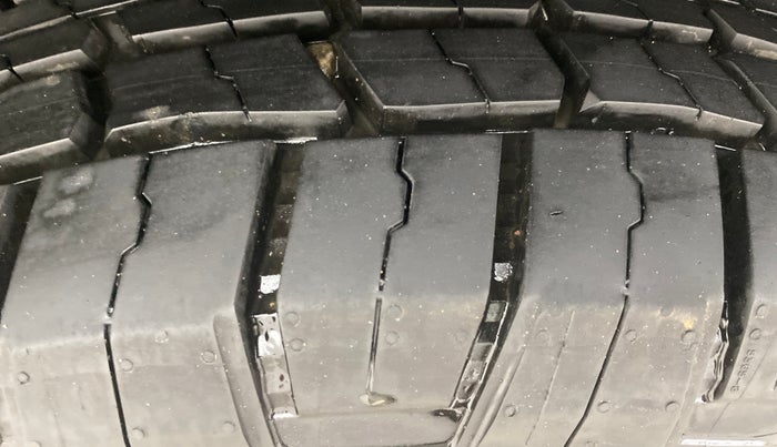 2017 Mahindra XUV500 W6, Diesel, Manual, 25,130 km, Right Rear Tyre Tread