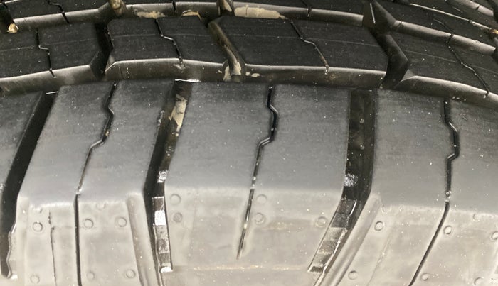 2017 Mahindra XUV500 W6, Diesel, Manual, 25,130 km, Left Rear Tyre Tread
