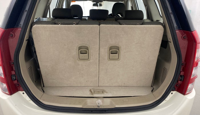 2017 Mahindra XUV500 W6, Diesel, Manual, 25,130 km, Boot Inside