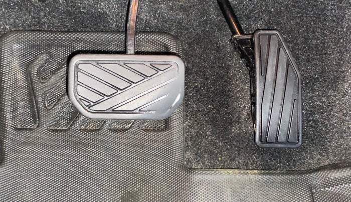 2022 Maruti XL6 ALPHA PLUS AT, Petrol, Automatic, 37,838 km, Pedals