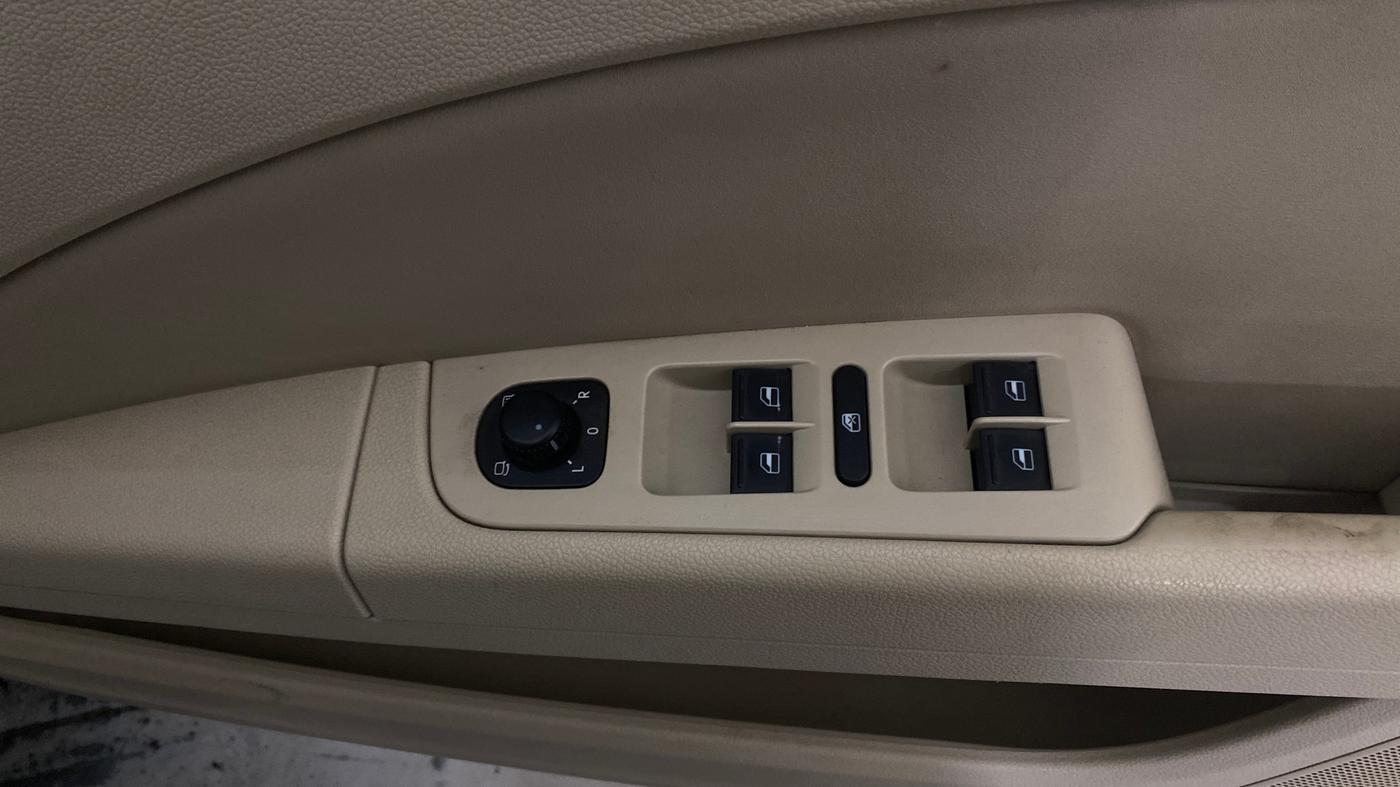 2014 Skoda Superb ELEGANCE 1.8 TSI AT, Petrol, Automatic, 76,935 km, Driver Side Door Panels Control