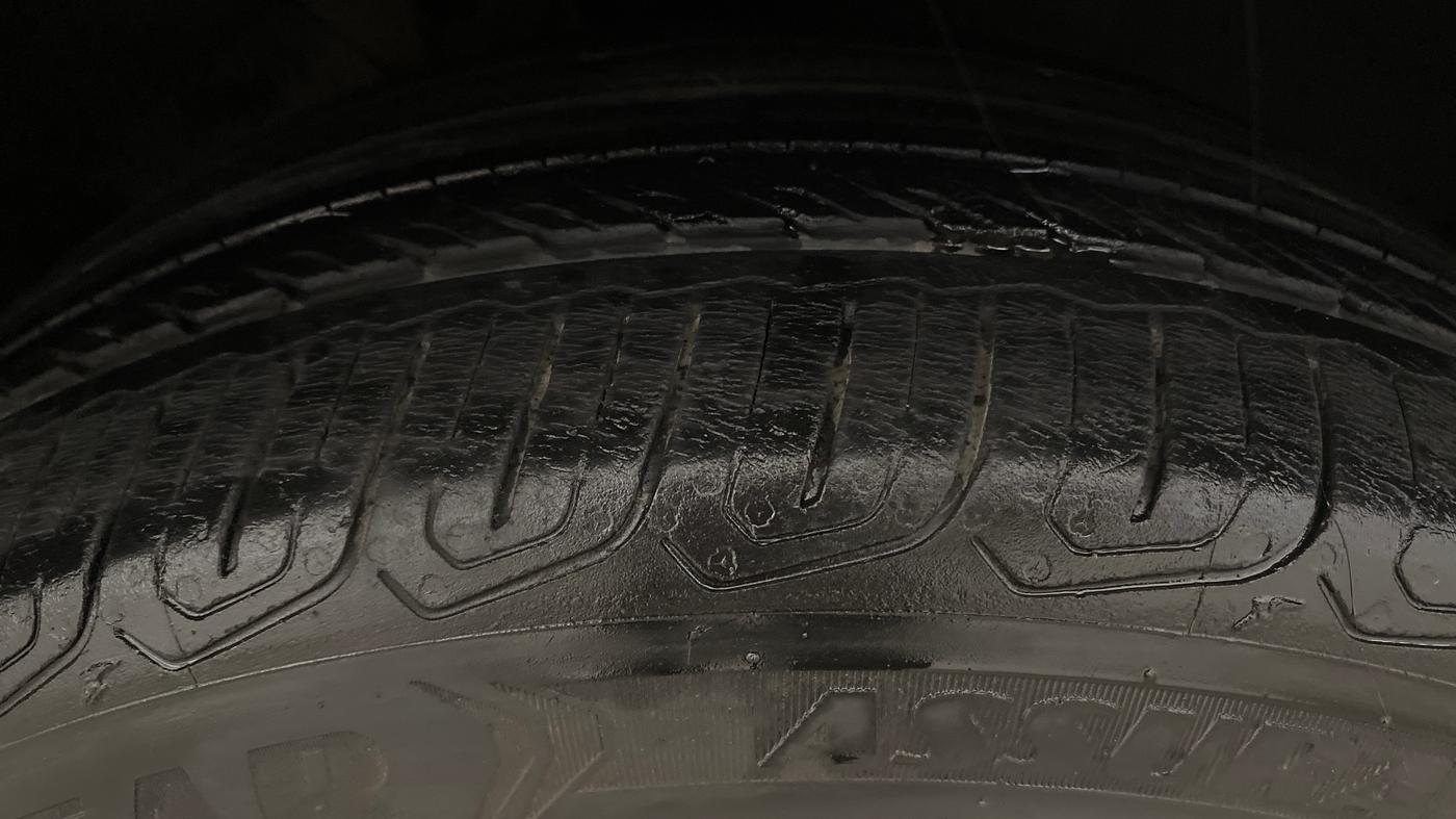 2014 Skoda Superb ELEGANCE 1.8 TSI AT, Petrol, Automatic, 76,935 km, Right Front Tyre Tread