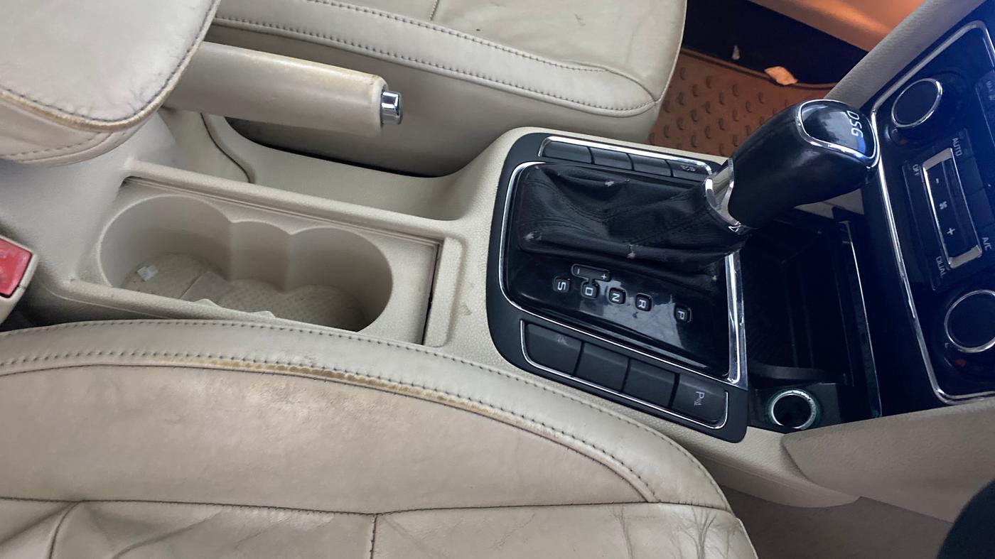 2014 Skoda Superb ELEGANCE 1.8 TSI AT, Petrol, Automatic, 76,935 km, Gear Lever