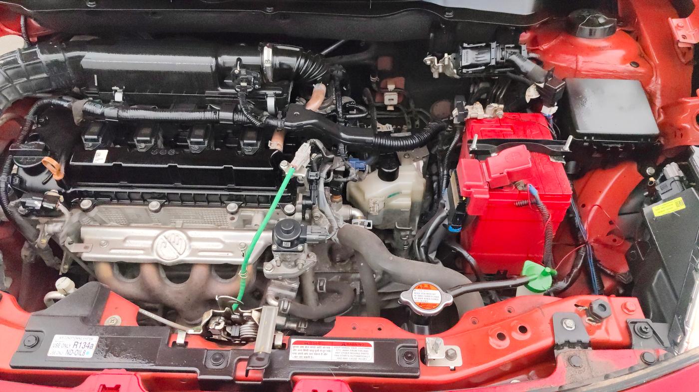 2023 Maruti Swift VXI AMT, Petrol, Automatic, 63,460 km, Engine View - Left