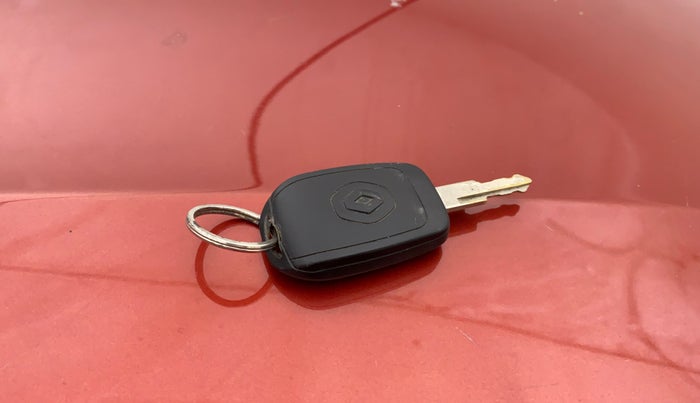 2016 Renault Kwid RXT 1.0, Petrol, Manual, 23,935 km, Lock system - Door lock knob has minor damage