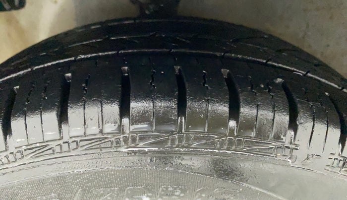 2016 Hyundai Eon MAGNA +, Petrol, Manual, 23,349 km, Left Front Tyre Tread