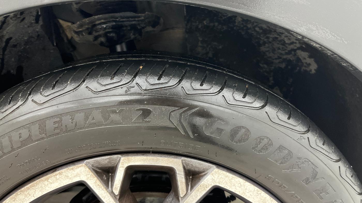 2021 Skoda KUSHAQ STYLE 1.0L TSI AT, Petrol, Automatic, 38,231 km, Right Front Tyre Tread