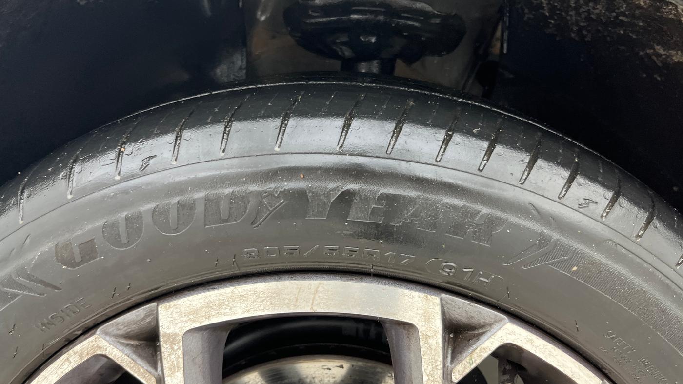 2021 Skoda KUSHAQ STYLE 1.0L TSI AT, Petrol, Automatic, 38,231 km, Left Front Tyre Tread