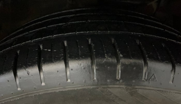 2018 Maruti Ciaz ALPHA  AT 1.5 SHVS PETROL, Petrol, Automatic, 36,682 km, Right Front Tyre Tread