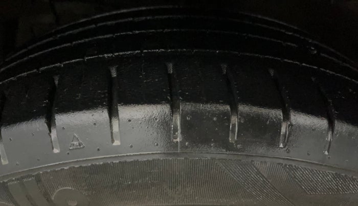 2018 Maruti Ciaz ALPHA  AT 1.5 SHVS PETROL, Petrol, Automatic, 36,682 km, Left Front Tyre Tread
