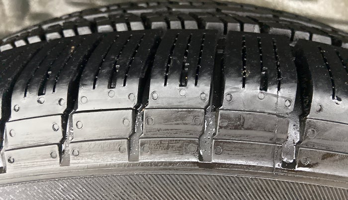 2016 Mahindra NUVOSPORT N8 AMT mHAWK, Diesel, Automatic, 62,582 km, Right Rear Tyre Tread