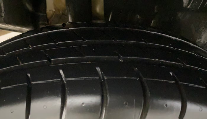 2020 Maruti Swift VXI, Petrol, Manual, 1,14,242 km, Right Rear Tyre Tread