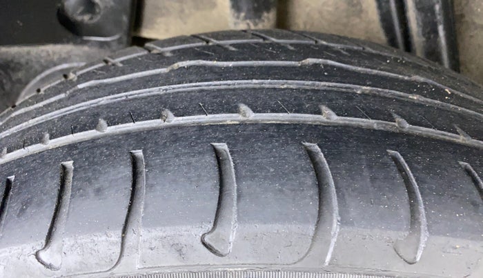 2017 Renault Duster RXS CVT 106 PS, CNG, Automatic, 95,188 km, Right Rear Tyre Tread