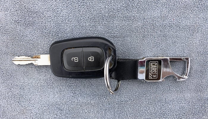 2017 Renault Duster RXS CVT 106 PS, CNG, Automatic, 95,188 km, Key Close Up