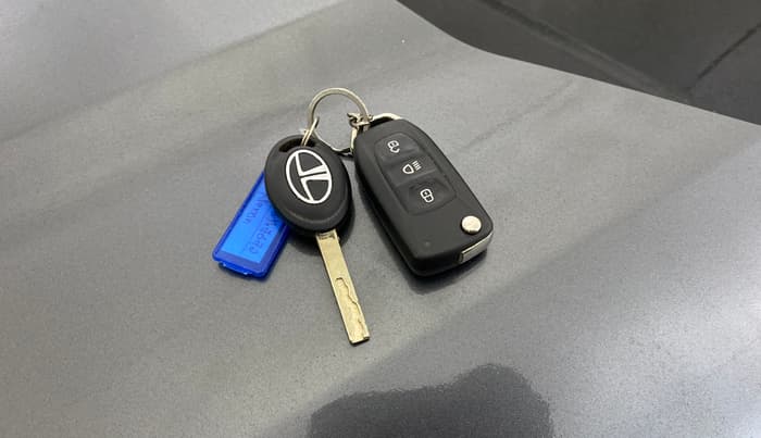 2022 Tata NEXON XMA SUNROOF PETROL, Petrol, Automatic, 42,710 km, Key Close Up