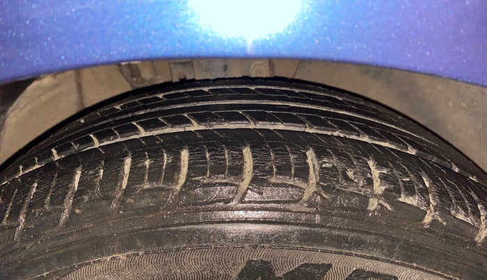 2017 Volkswagen Ameo HIGHLINE1.2L, Petrol, Manual, 24,218 km, Right Front Tyre Tread