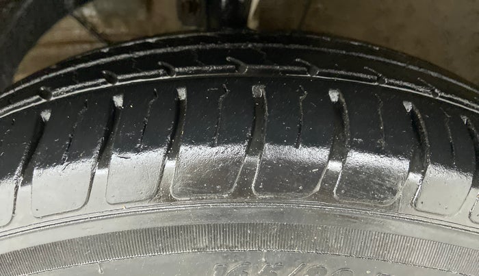 2020 Maruti Swift LXI D, Petrol, Manual, 16,757 km, Left Front Tyre Tread