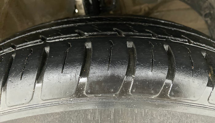2020 Maruti Swift LXI D, Petrol, Manual, 16,757 km, Right Front Tyre Tread