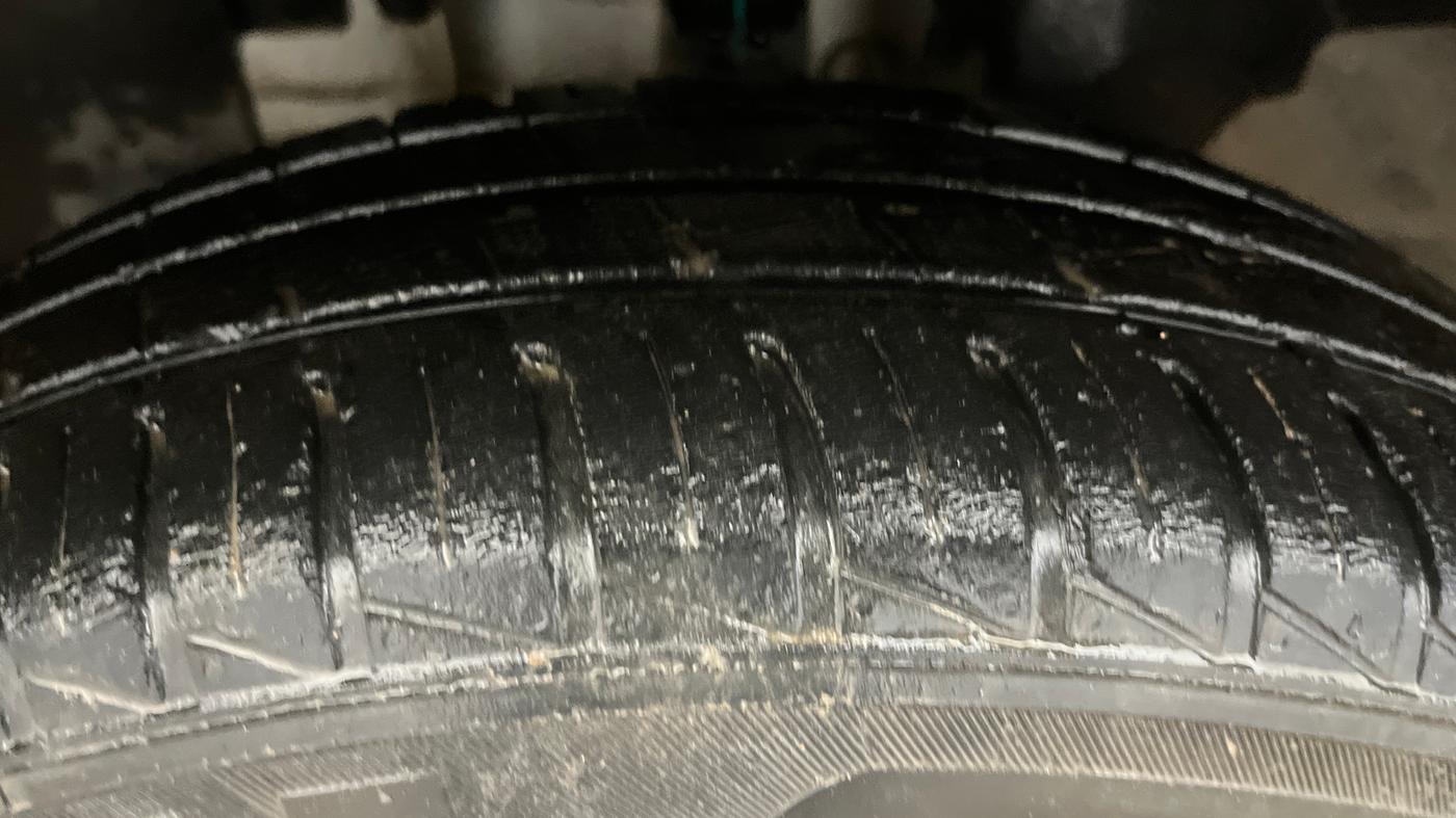 2021 Renault Kwid CLIMBER 1.0 AMT (O), Petrol, Automatic, 31,560 km, Left Front Tyre Tread