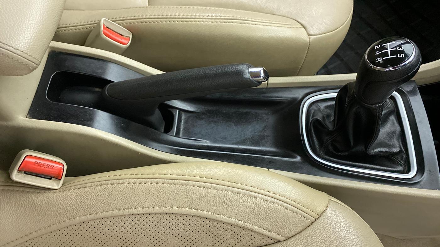 2016 Maruti Ciaz ZDI+ SHVS, Diesel, Manual, 81,311 km, Gear Lever