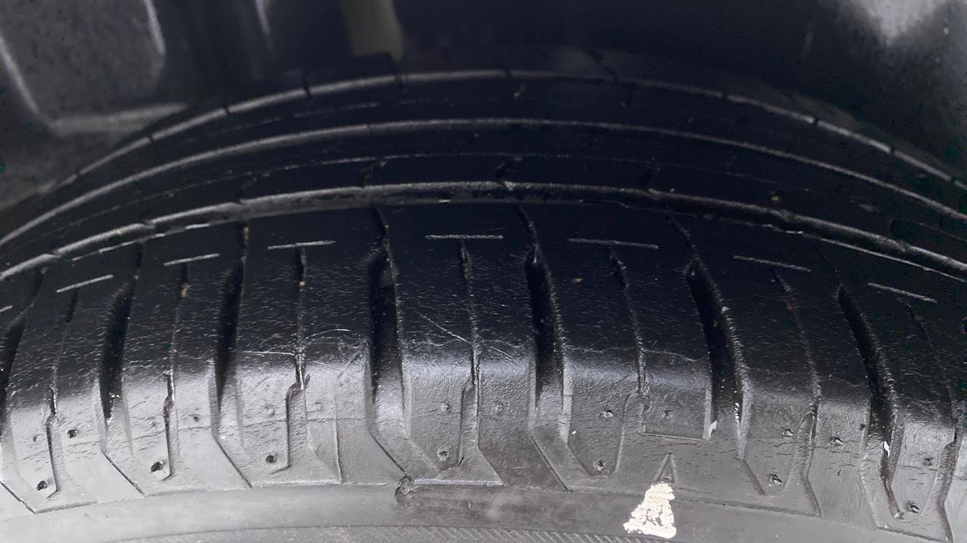 2016 Maruti Ciaz ZDI+ SHVS, Diesel, Manual, 81,311 km, Right Rear Tyre Tread