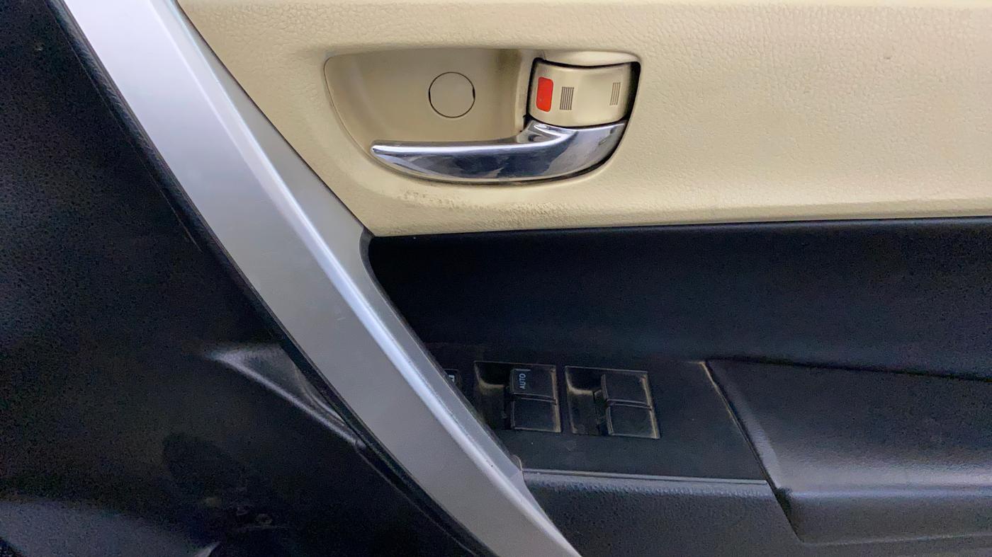2018 Toyota Corolla Altis VL CVT PETROL, Petrol, Automatic, 1,24,098 km, Driver Side Door Panels Control