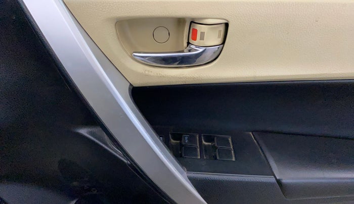 2018 Toyota Corolla Altis VL CVT PETROL, Petrol, Automatic, 1,24,098 km, Driver Side Door Panels Control