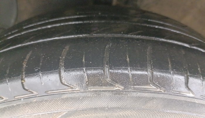 2019 Hyundai Xcent SX 1.2, CNG, Manual, 1,11,588 km, Left Front Tyre Tread