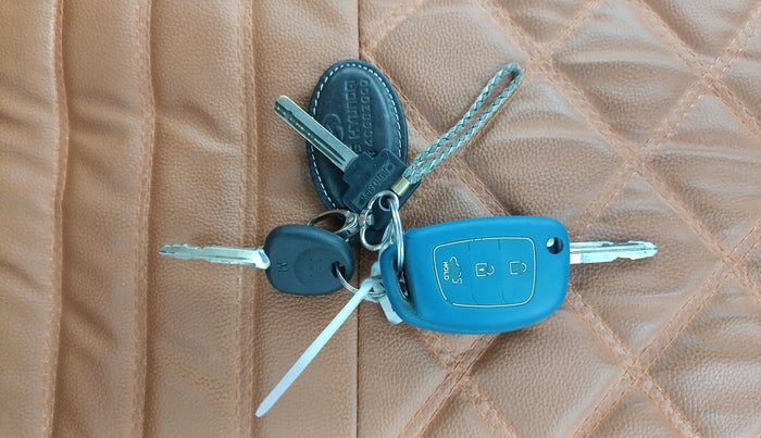 2019 Hyundai Xcent SX 1.2, CNG, Manual, 1,11,588 km, Key Close Up