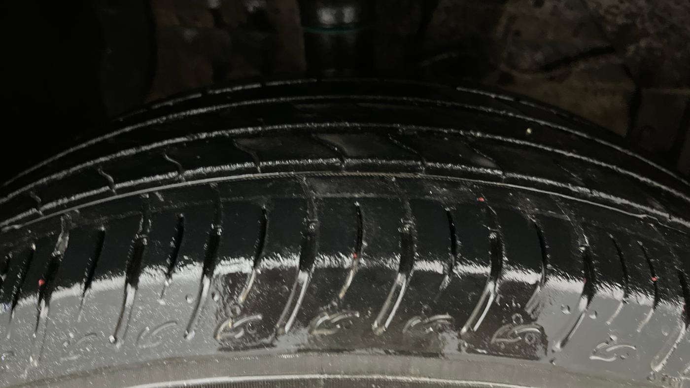 2022 Maruti BREZZA VXI SMART HYBRID, Petrol, Manual, 32,445 km, Right Front Tyre Tread