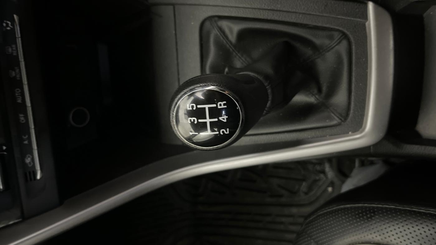 2022 Maruti BREZZA VXI SMART HYBRID, Petrol, Manual, 32,445 km, Gear Lever